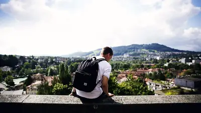 Vue sur les toits de Berne et les collines depuis la terrasse du Palais fédéral