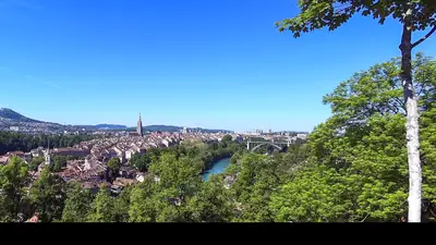 Les toits de la vieille ville de Berne, sa collégiale et l’Aar, vus depuis les hauteurs
