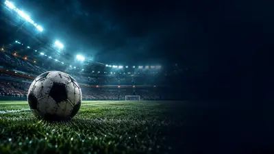 Ballon de football sur la pelouse d’un stade illuminé, un soir de match