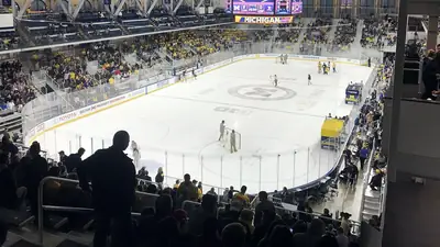 Une patinoire de hockey sur glace vue depuis les gradins pendant une pause du match